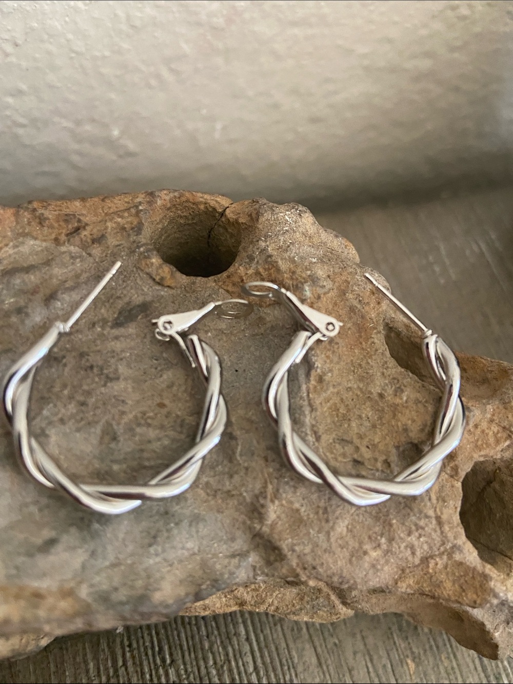 5/$10❤️❤️❤️NEW Silver Tone Zinc Alloy Twisted Hoop LeverBack Stud Earrings